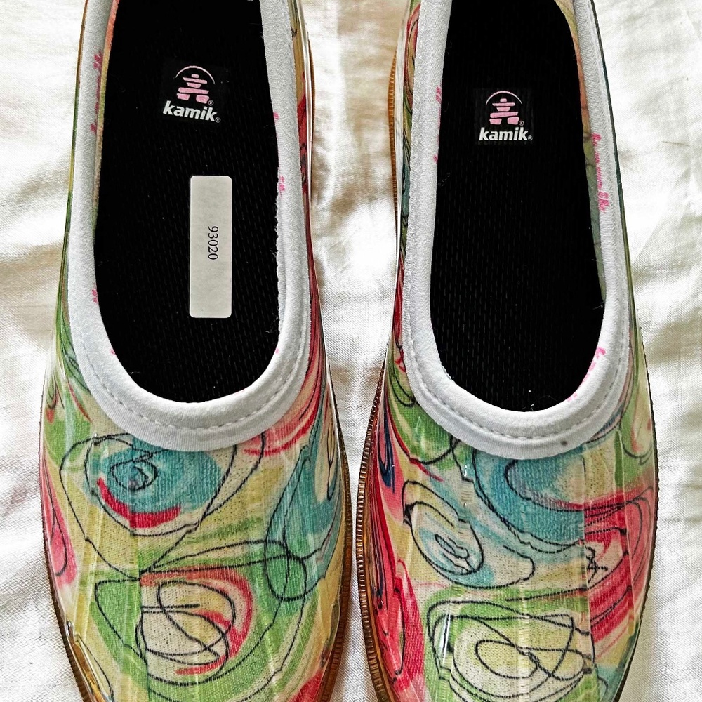 RAIN SHOES, WATERPROOF, LADIES SZ 7, GREEN MIX, MADE IN CANADA, RUBBER, by KAMIK